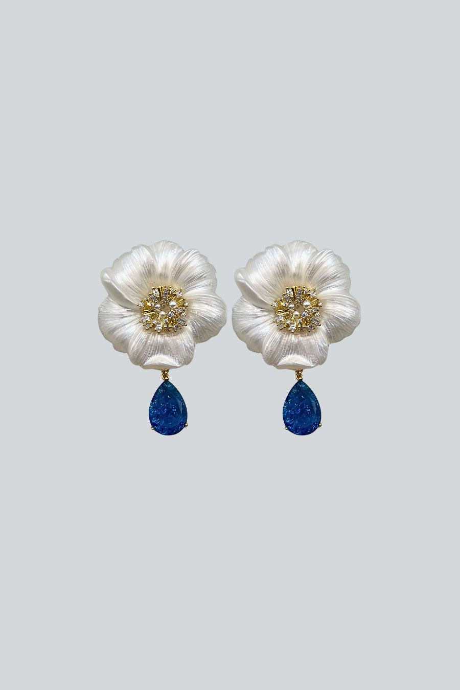 ARETES FLOR BLANCA CRISTAL AZUL